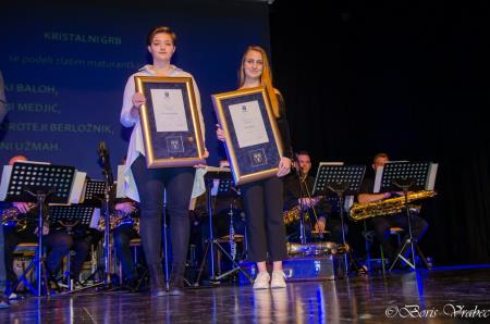 Prejemnici kristalnih grbov Doroteja Berložnik in Rina Medjić. Pika Baloh in Tina Užmah sta bili odsotni.